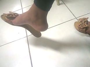 Candid dangling ebony foot in college faceshot - Feet 38